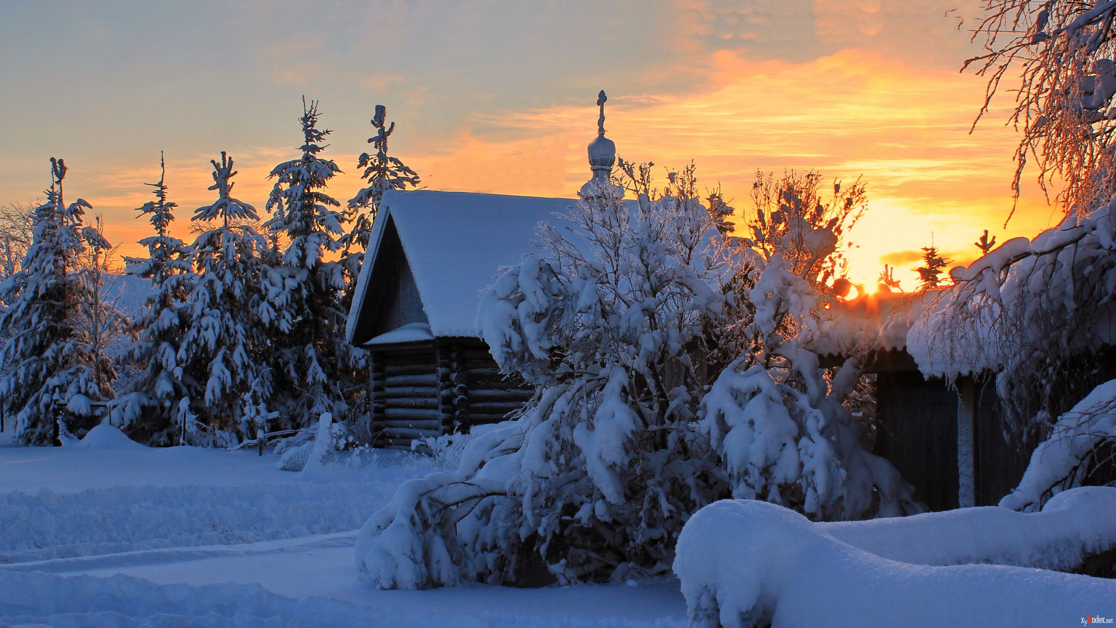 Braunes Holzhaus Bei Sonnenuntergang Mit Schnee Bedeckt. Wallpaper in 3840x2160 Resolution