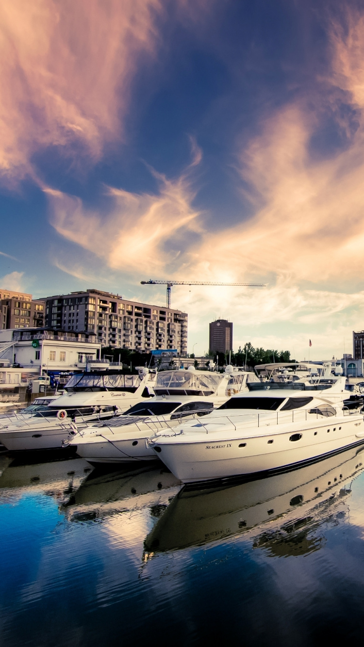 Barco Blanco y Negro en el Cuerpo de Agua Durante el Día. Wallpaper in 750x1334 Resolution