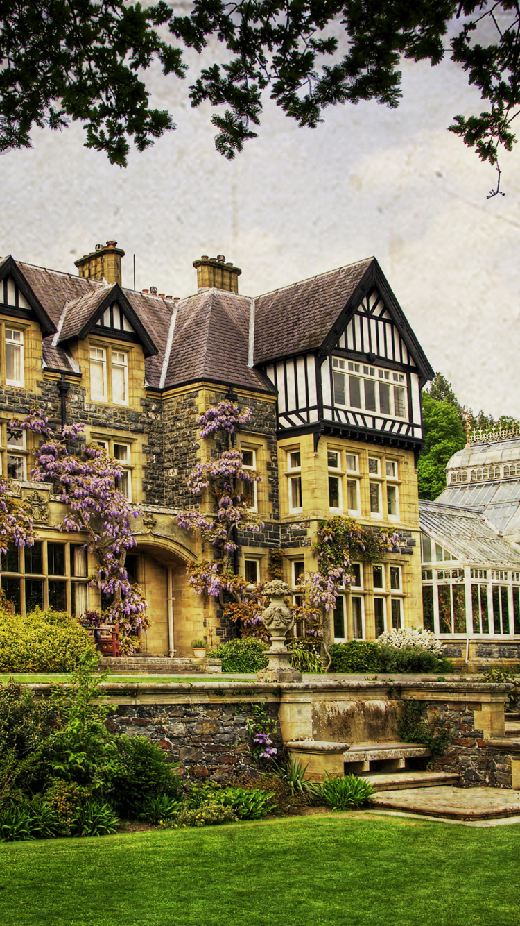 Bâtiment en Béton Marron et Blanc Près du Champ D'herbe Verte Sous Des Nuages Blancs Pendant la Journée. Wallpaper in 750x1334 Resolution