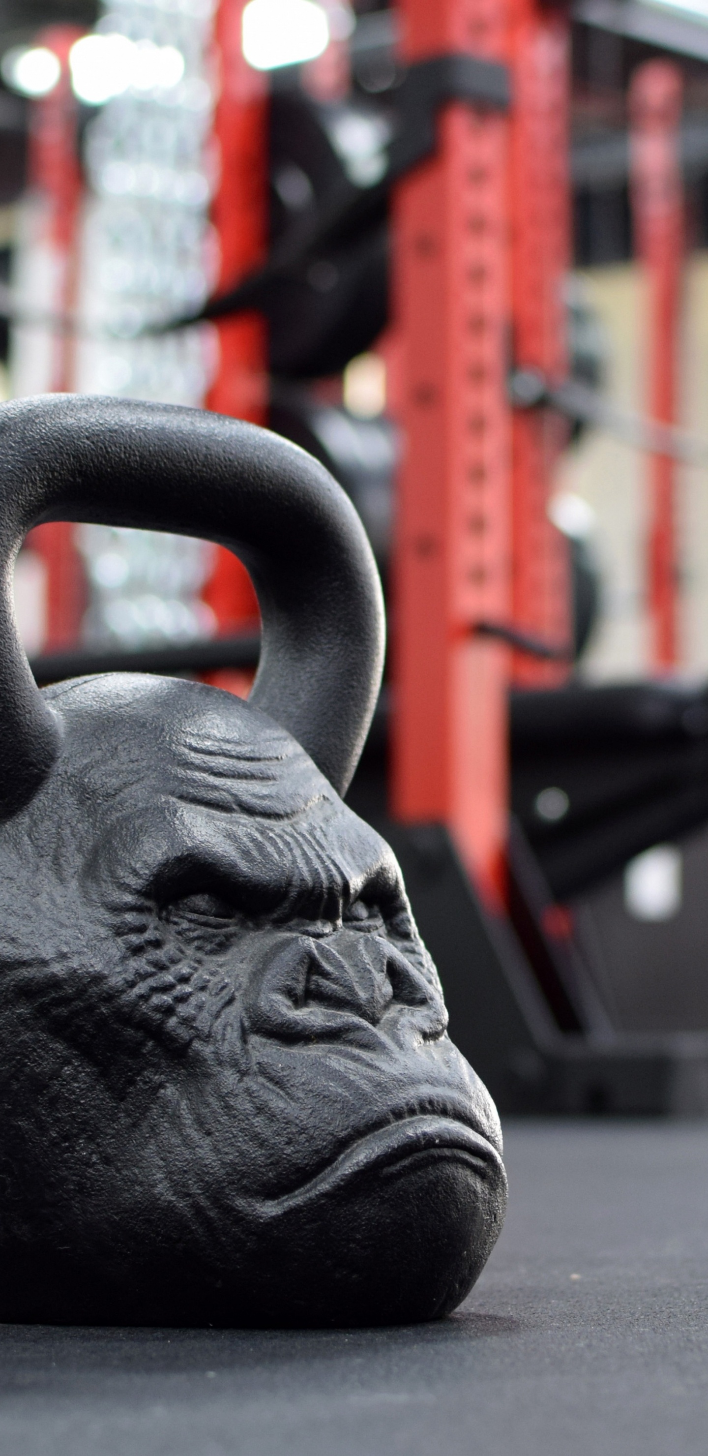 Busto de Cabeza de Cerámica Negra Sobre Superficie Negra. Wallpaper in 1440x2960 Resolution