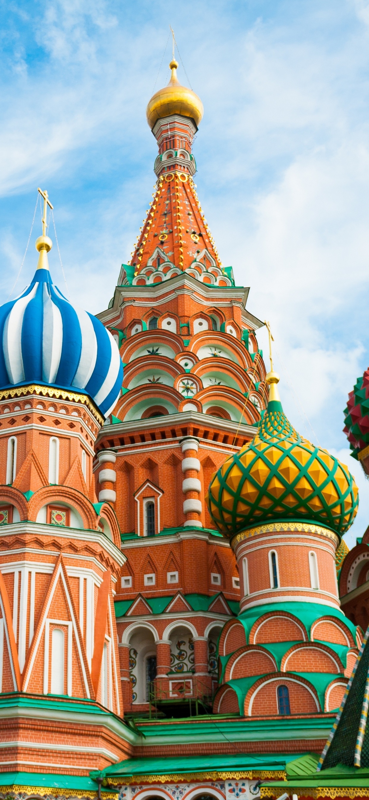 Grün-gelbes Betongebäude. Wallpaper in 1242x2688 Resolution