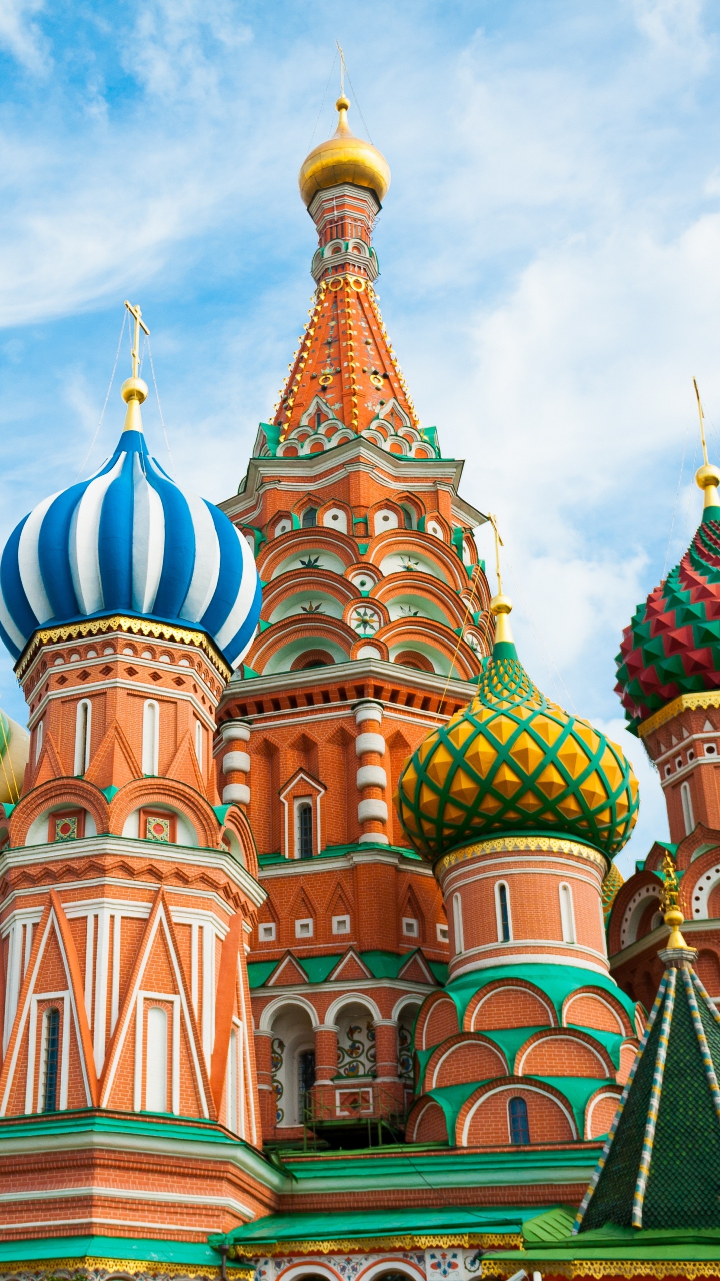 Grün-gelbes Betongebäude. Wallpaper in 1440x2560 Resolution