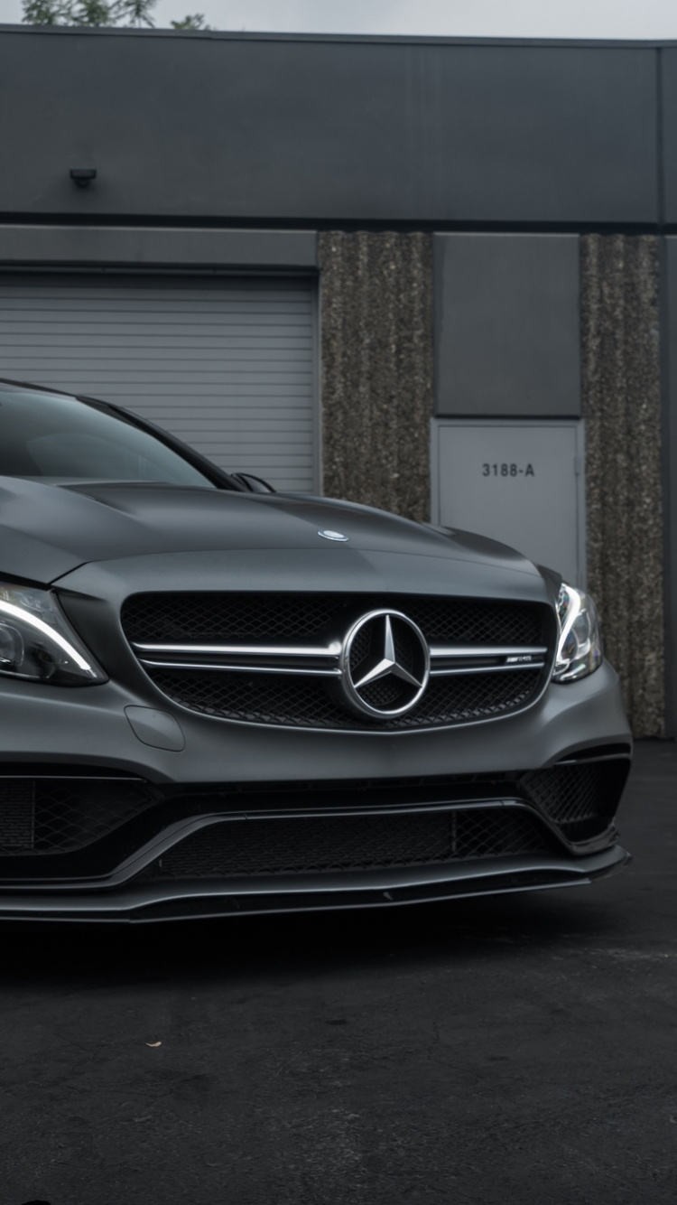 Mercedes Benz Coupé Noir Garé Près du Bâtiment. Wallpaper in 750x1334 Resolution