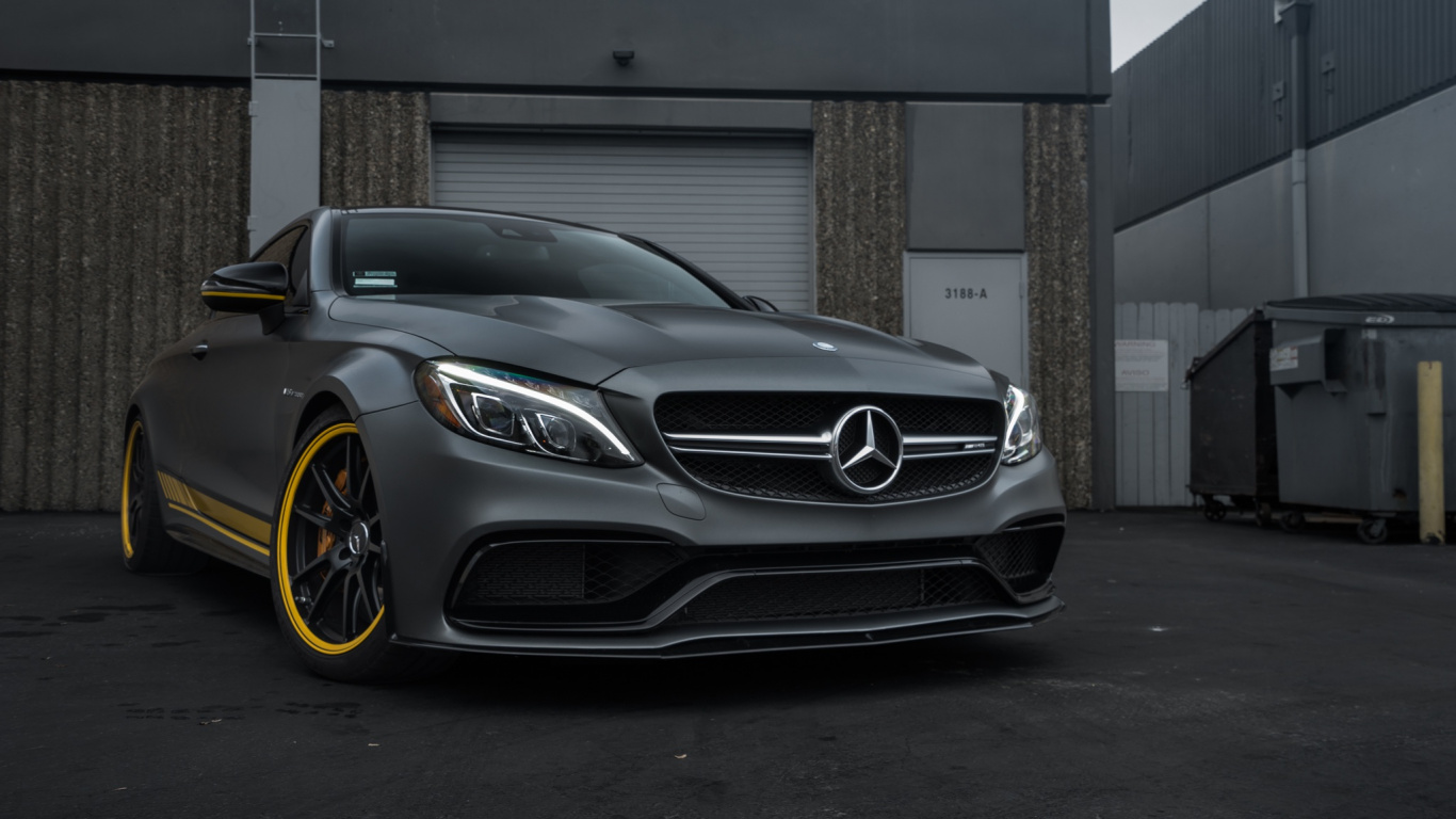 Mercedes Benz Coupe Negro Estacionado Cerca Del Edificio. Wallpaper in 1366x768 Resolution