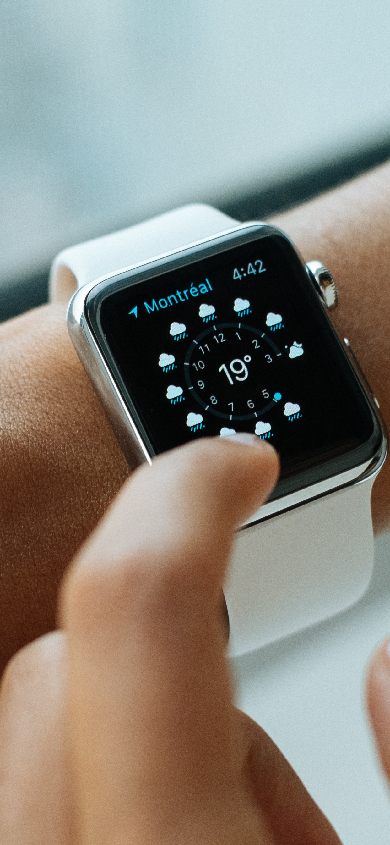 Silbernes Aluminiumgehäuse Apple Watch Mit Weißem Sportarmband. Wallpaper in 1242x2688 Resolution