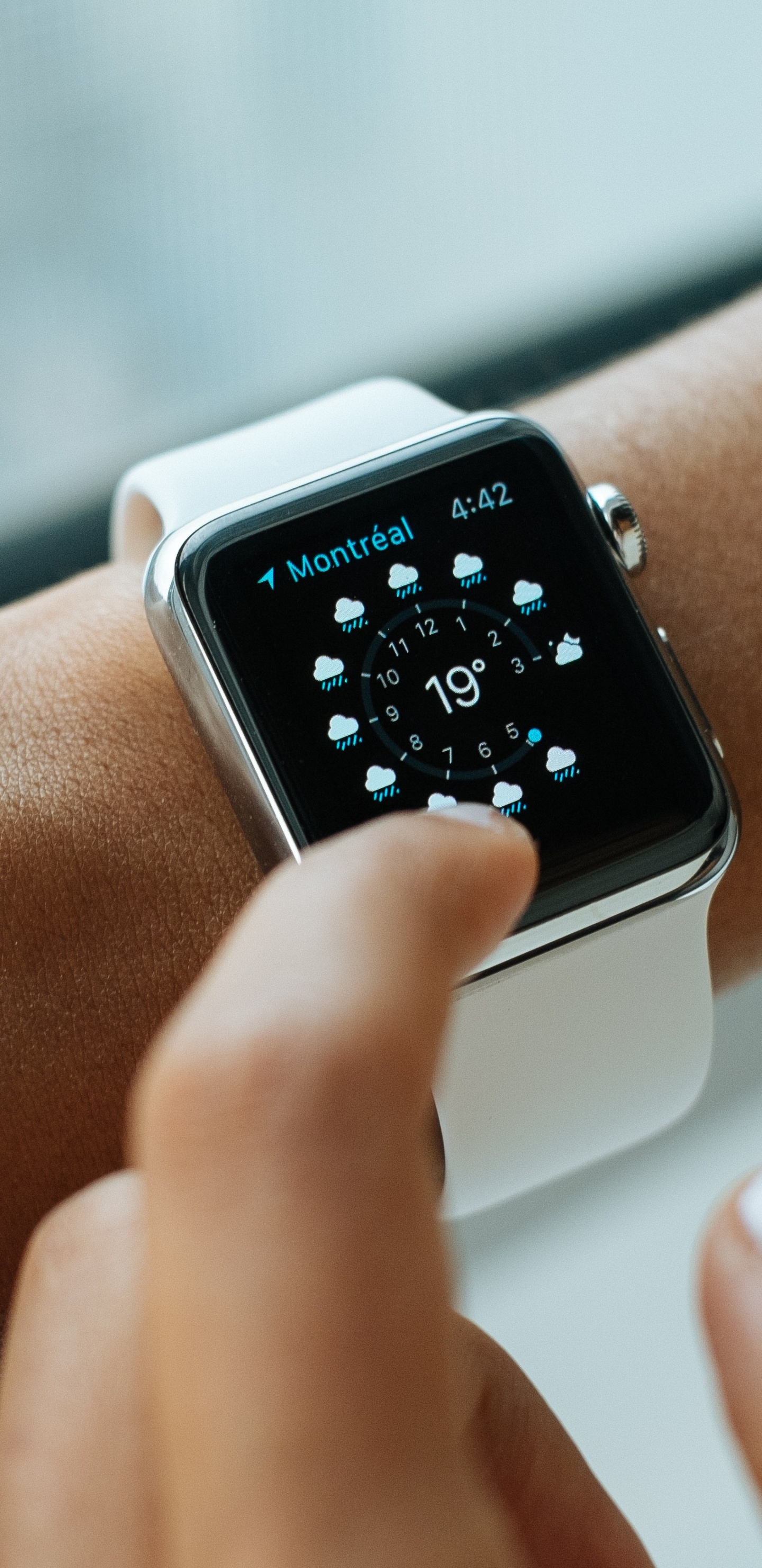 Silbernes Aluminiumgehäuse Apple Watch Mit Weißem Sportarmband. Wallpaper in 1440x2960 Resolution