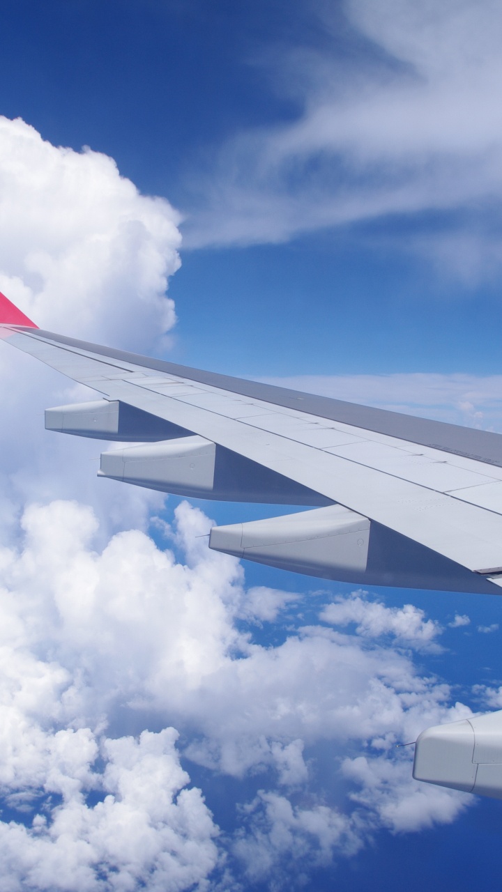 Ala de Avión Blanco y Rojo Bajo un Cielo Azul y Nubes Blancas Durante el Día. Wallpaper in 720x1280 Resolution