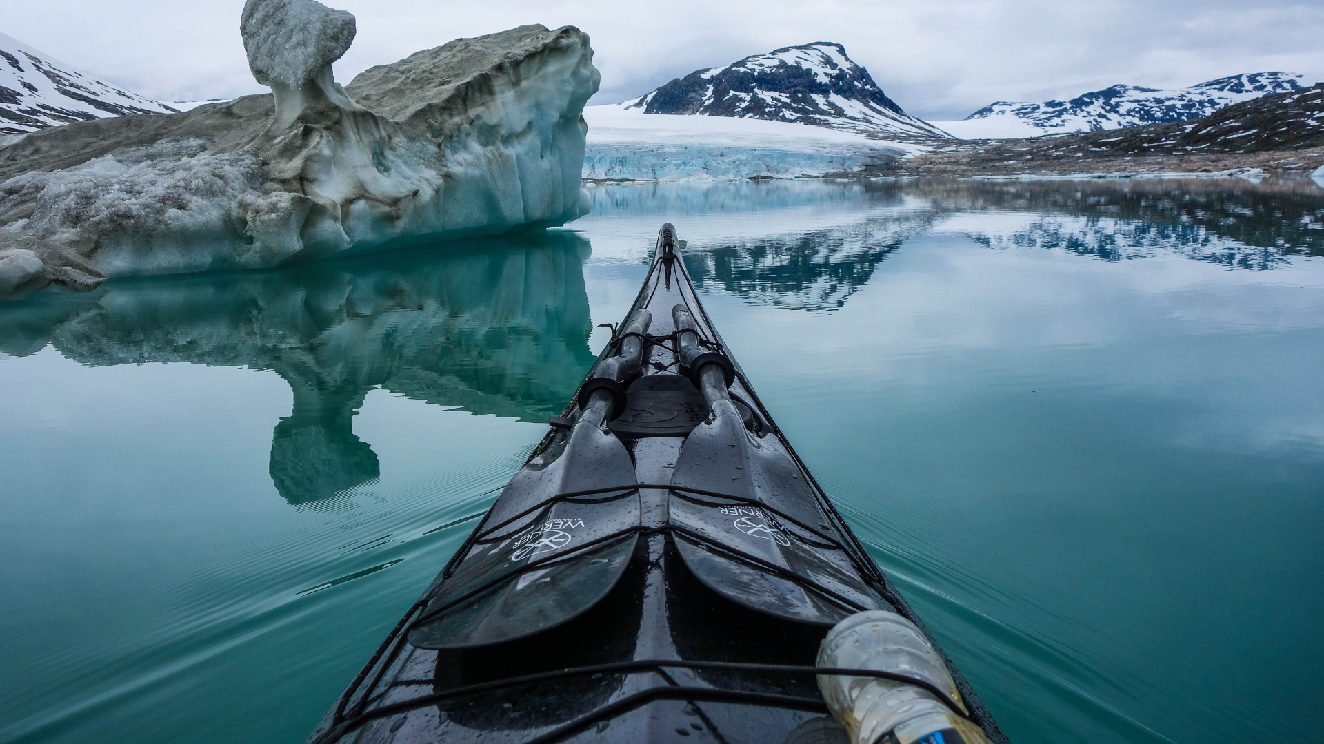 Black Canoe on Body of Water Near Gray Rock Formation During Daytime. Wallpaper in 1920x1080 Resolution