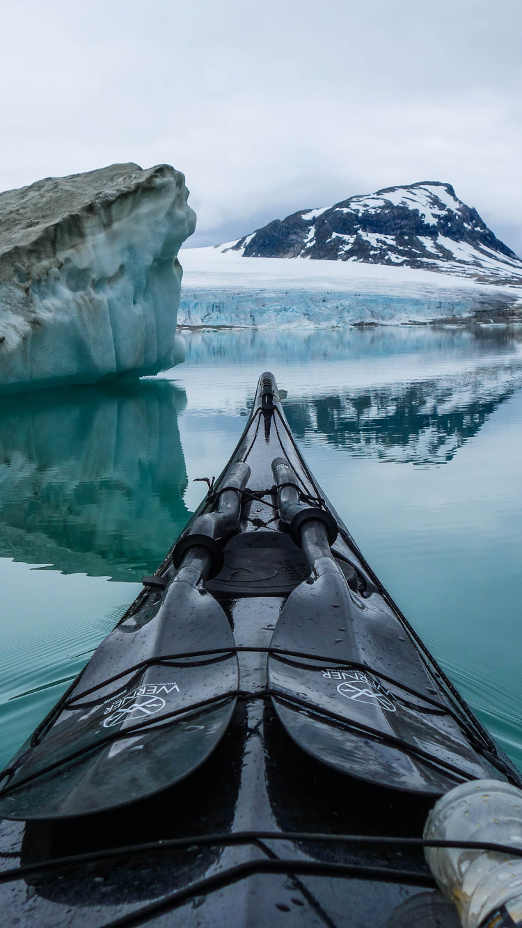 Schwarzes Kanu Auf Einem Gewässer in Der Nähe Einer Grauen Felsformation Tagsüber. Wallpaper in 750x1334 Resolution