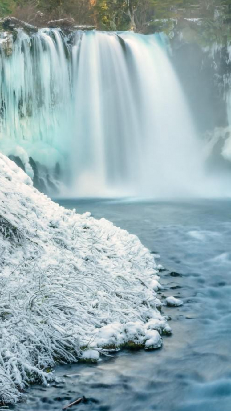L'eau Tombe Sur la Montagne Rocheuse. Wallpaper in 750x1334 Resolution