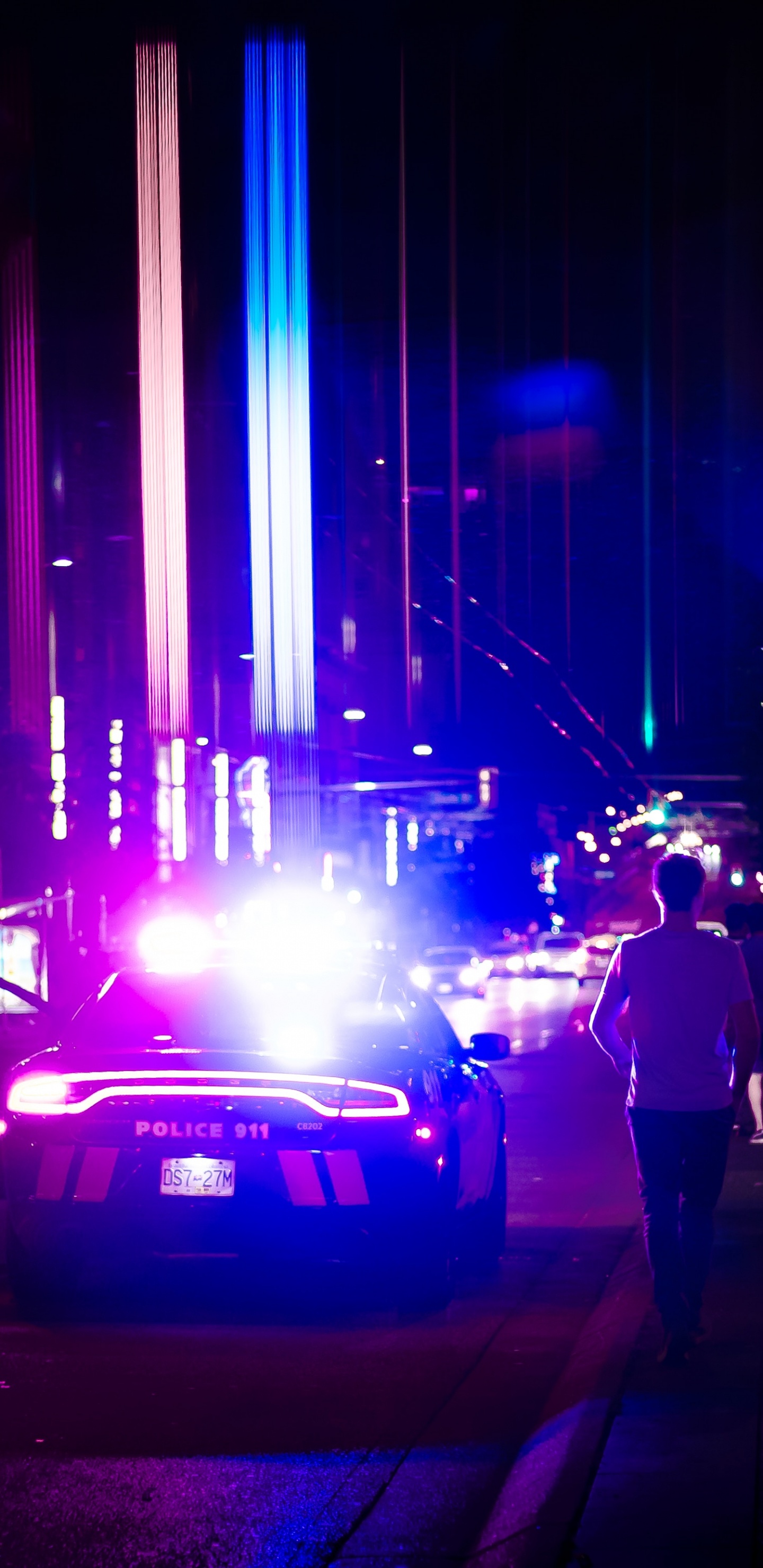 Homme en Veste Noire et Pantalon Noir Debout Sur le Trottoir Pendant la Nuit. Wallpaper in 1440x2960 Resolution