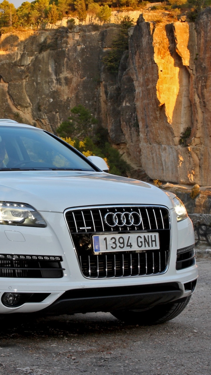 Suv Audi Blanco Estacionado Junto a la Formación de Roca Marrón Durante el Día. Wallpaper in 720x1280 Resolution
