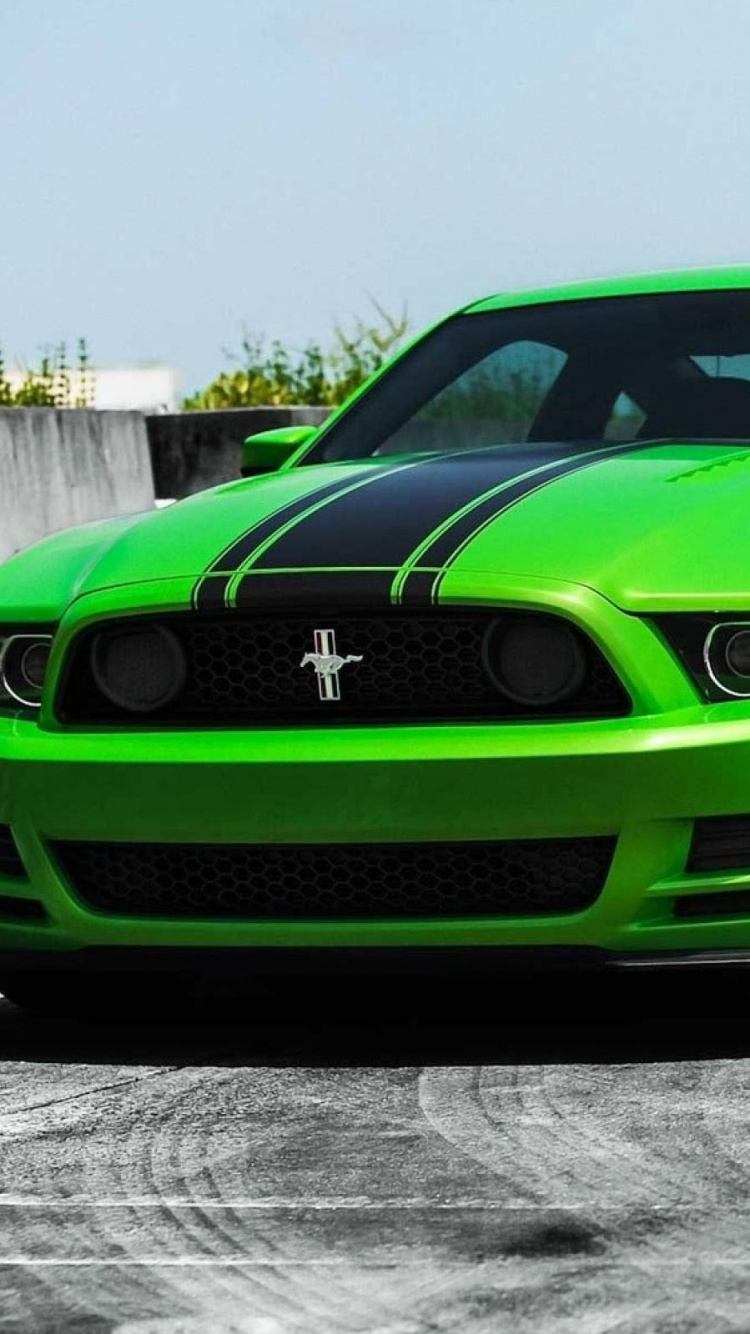 Porsche 911 Verde Sobre Suelo Cubierto de Nieve Durante el Día. Wallpaper in 750x1334 Resolution