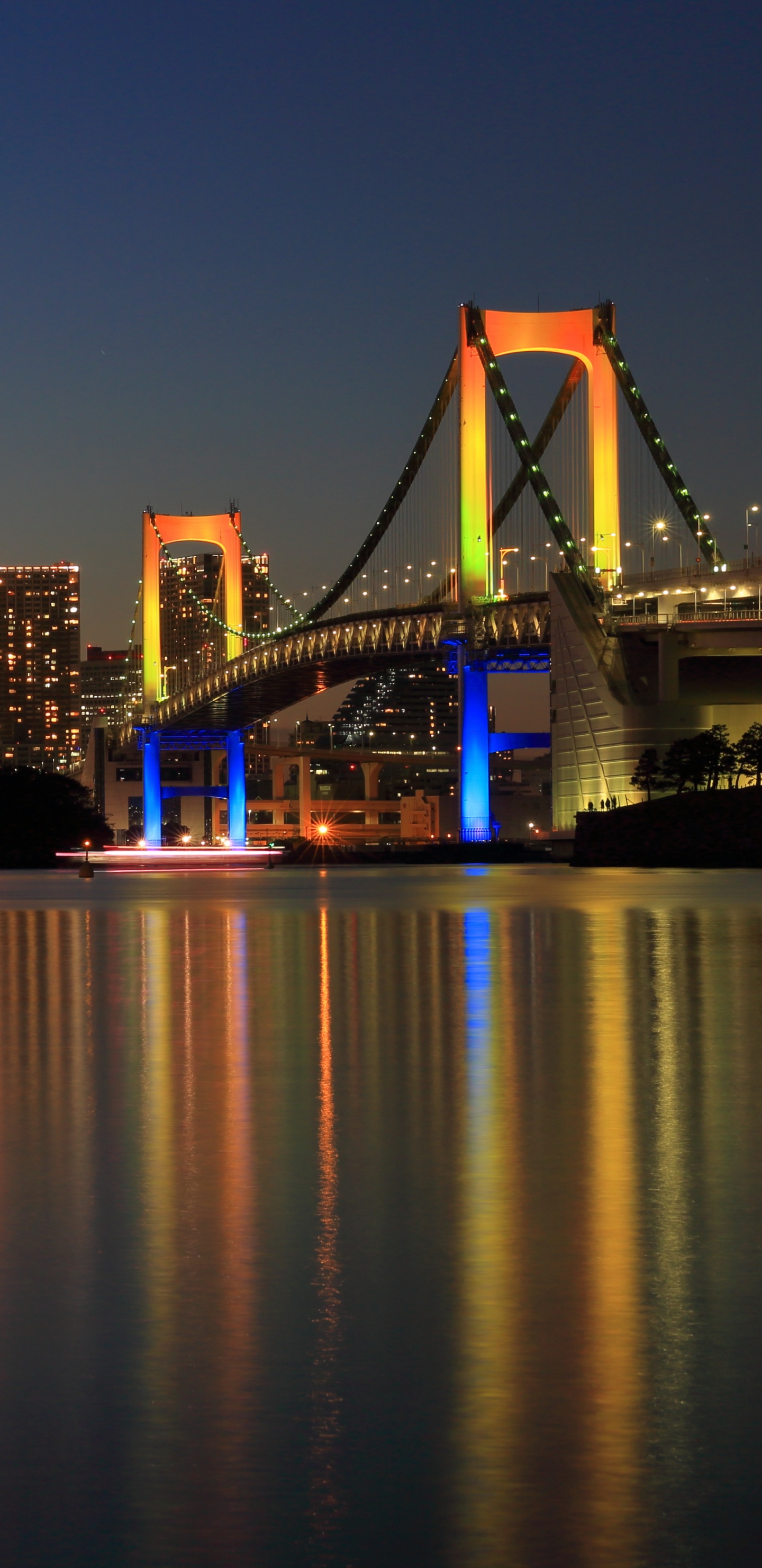 Beleuchtete Brücke Über Wasser Während Der Nacht Night. Wallpaper in 1440x2960 Resolution