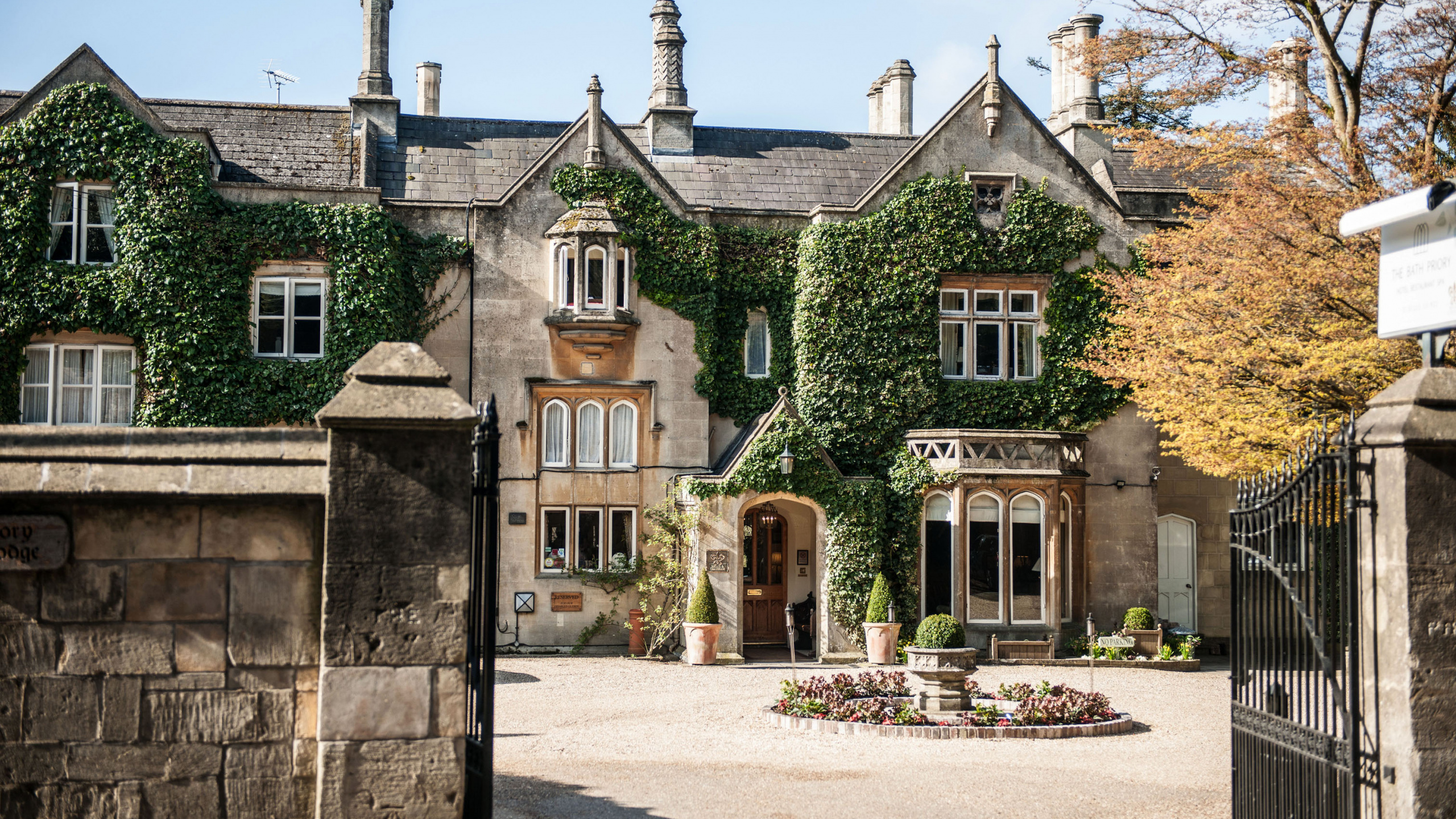 Braunes Und Graues Betonhaus Unter Blauem Himmel Tagsüber. Wallpaper in 2560x1440 Resolution