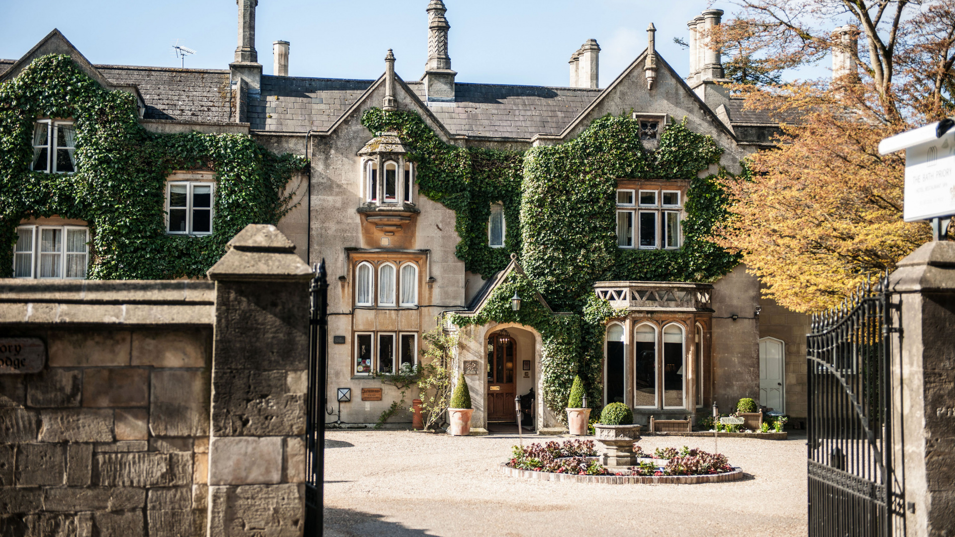 Brown and Gray Concrete House Under Blue Sky During Daytime. Wallpaper in 1920x1080 Resolution