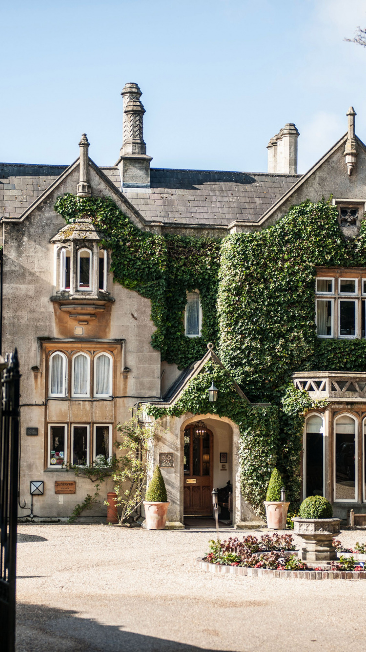 Casa de Hormigón Marrón y Gris Bajo un Cielo Azul Durante el Día. Wallpaper in 750x1334 Resolution