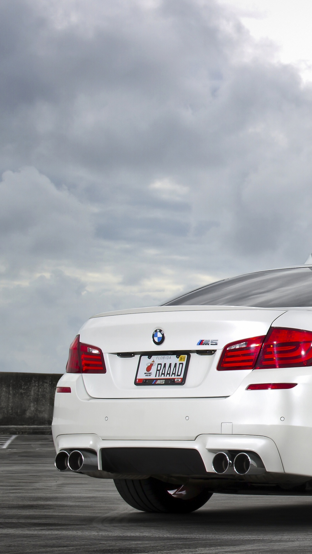 Coupé Bmw m 3 Blanc Sur Route Goudronnée Grise. Wallpaper in 1080x1920 Resolution