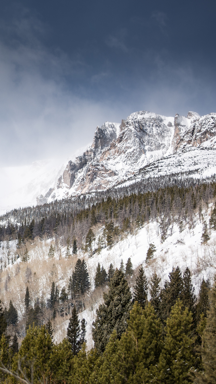 Montagne Couverte de Neige Sous un Ciel Nuageux Pendant la Journée. Wallpaper in 750x1334 Resolution