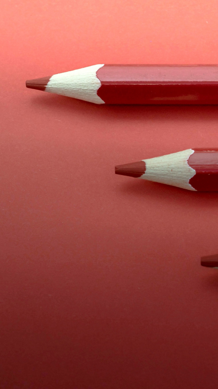 Crayon de Couleur Rouge Sur Surface Rouge. Wallpaper in 750x1334 Resolution