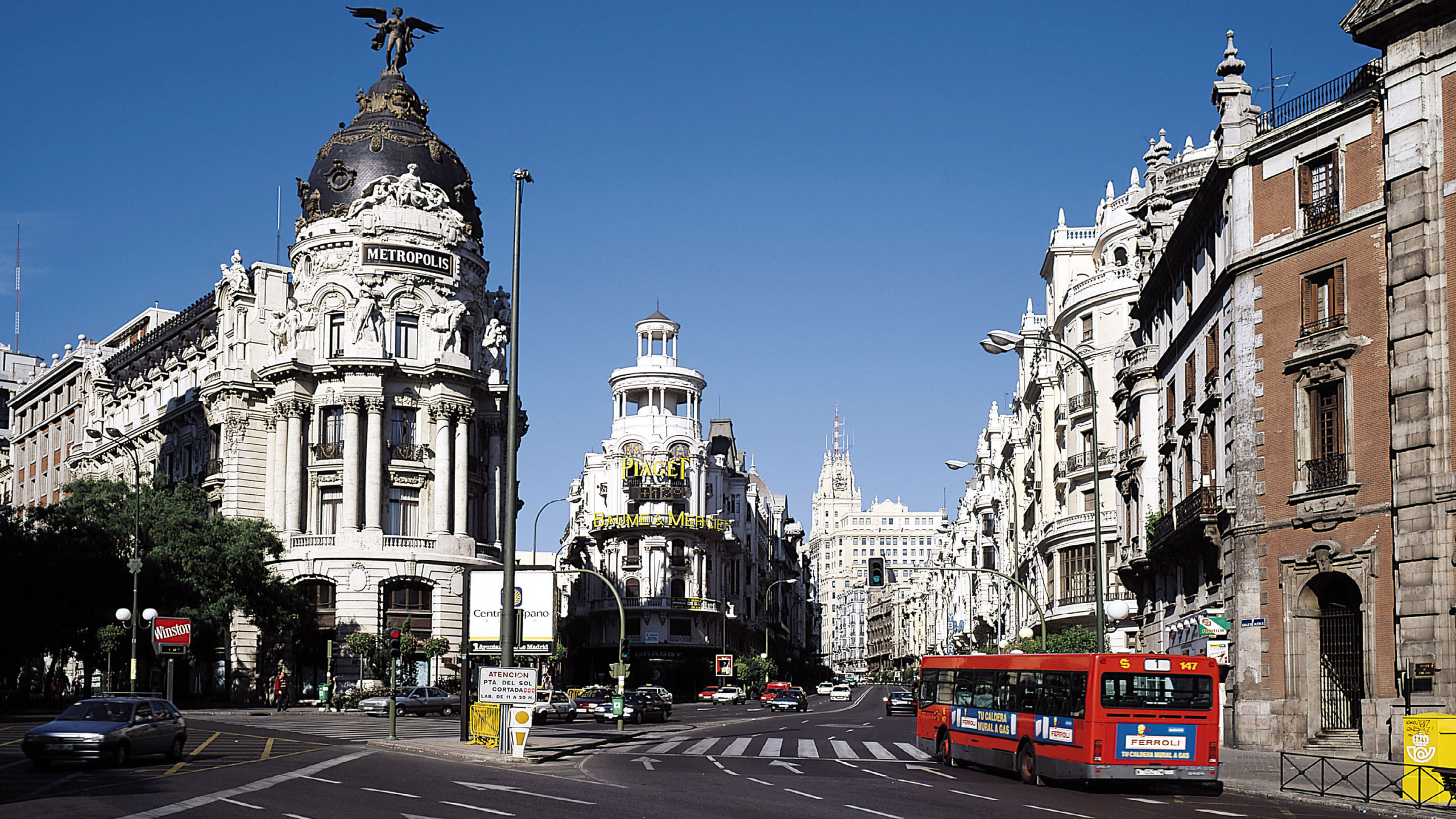 Autos Auf Der Straße in Der Nähe Von Weißem Betongebäude Tagsüber. Wallpaper in 2560x1440 Resolution