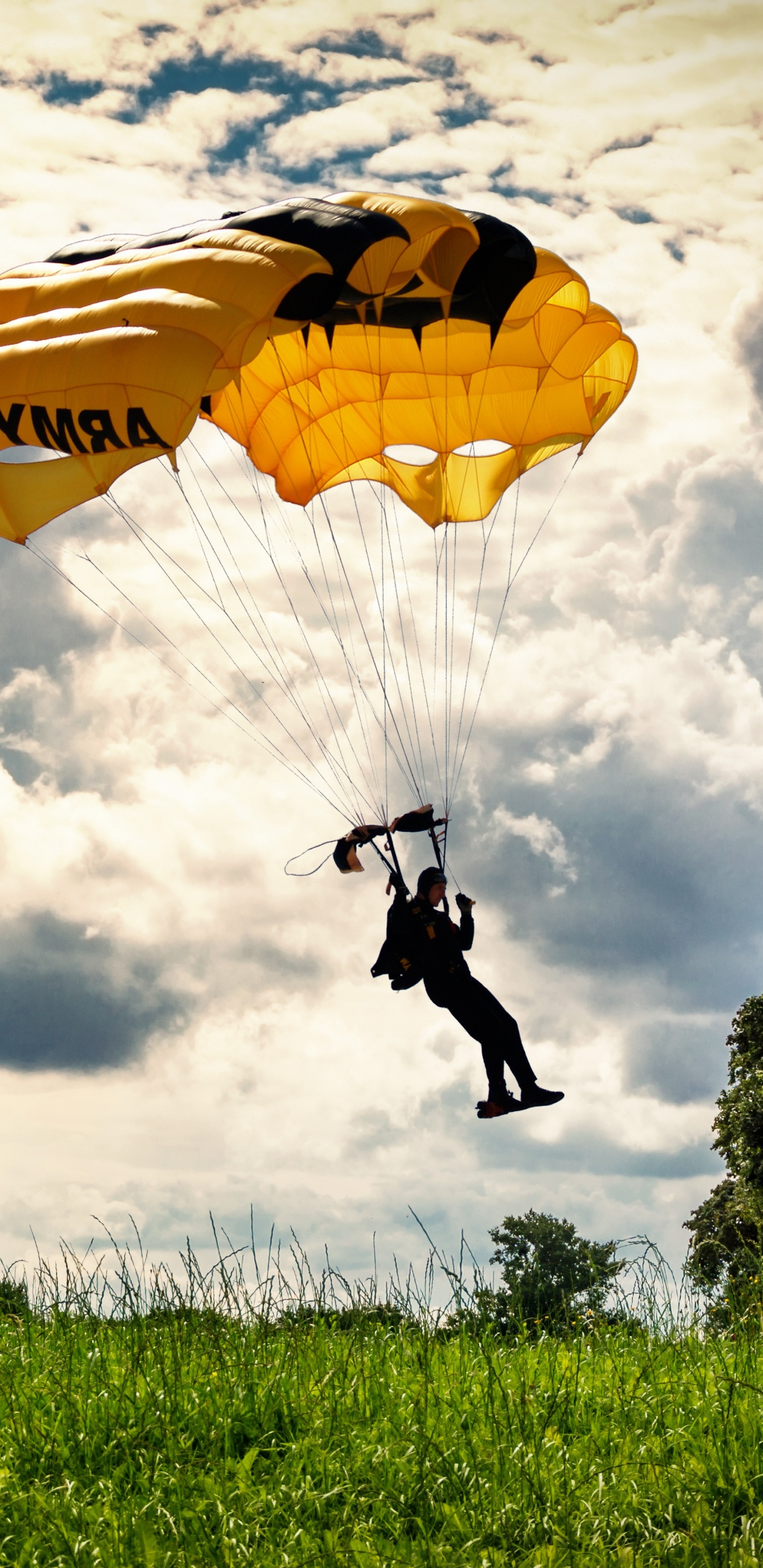 Persona Con Chaqueta y Pantalón Negro Montando en Paracaídas Amarillo Bajo Nubes Blancas Durante el Día. Wallpaper in 1440x2960 Resolution