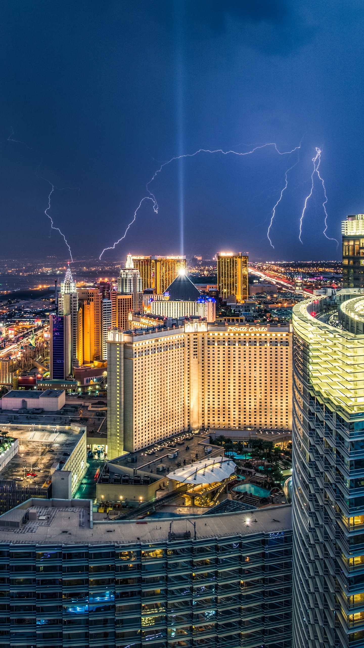 Stadt Mit Hochhäusern Während Der Nacht. Wallpaper in 1440x2560 Resolution