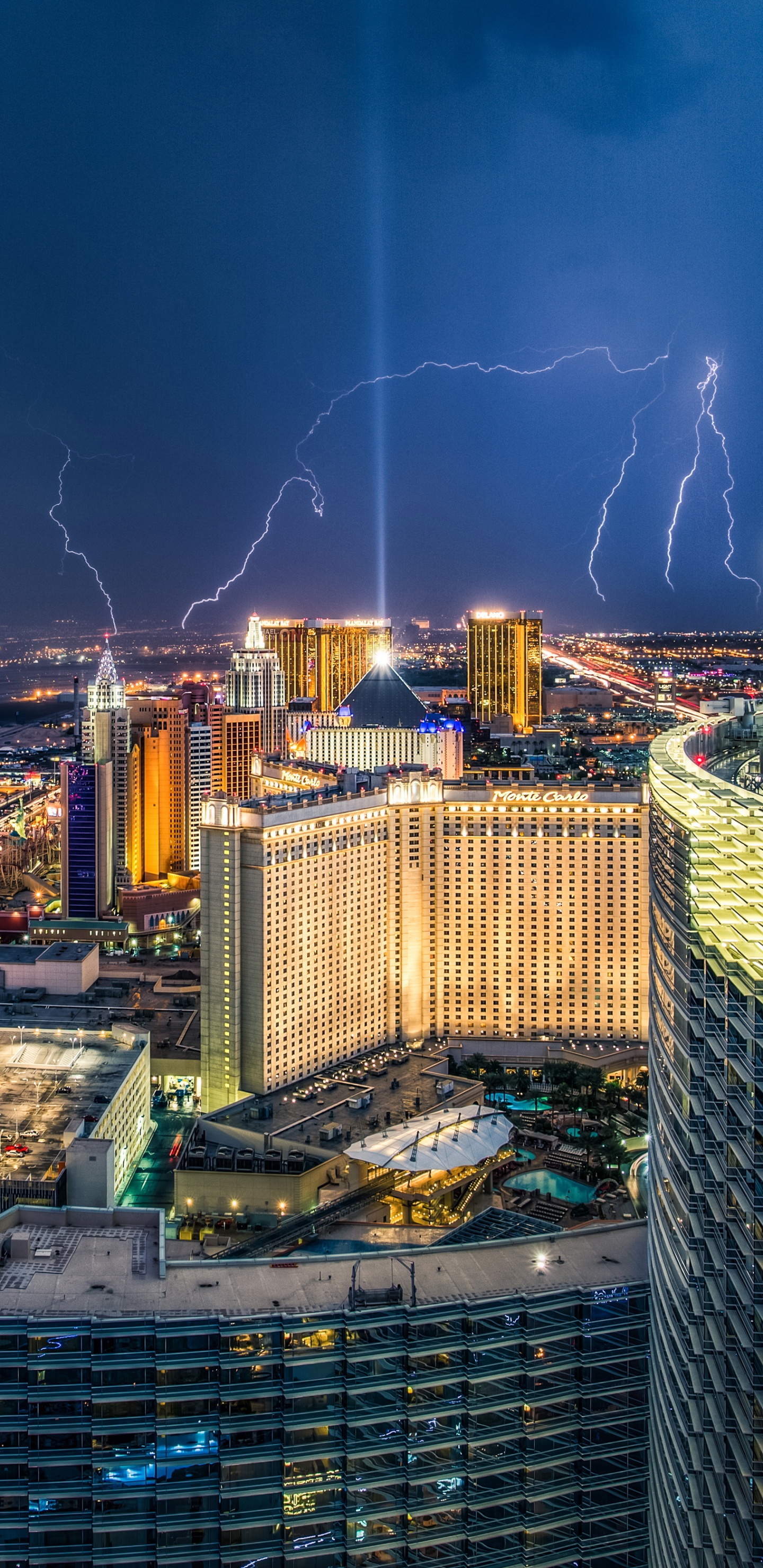Ciudad Con Edificios de Gran Altura Durante la Noche.. Wallpaper in 1440x2960 Resolution