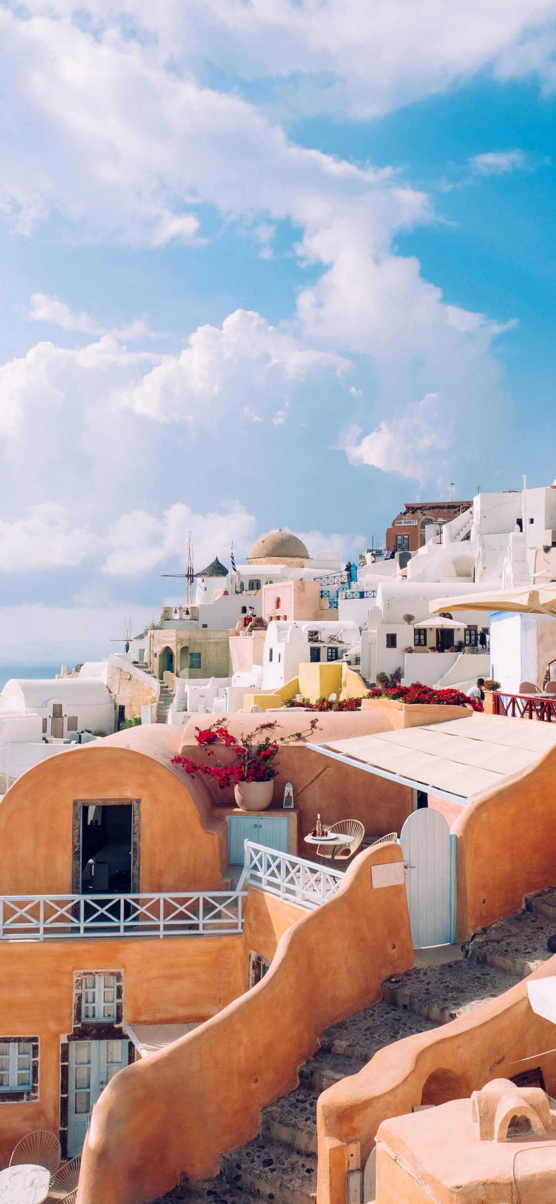 Braune Und Weiße Betongebäude Unter Blauem Himmel Tagsüber. Wallpaper in 1125x2436 Resolution