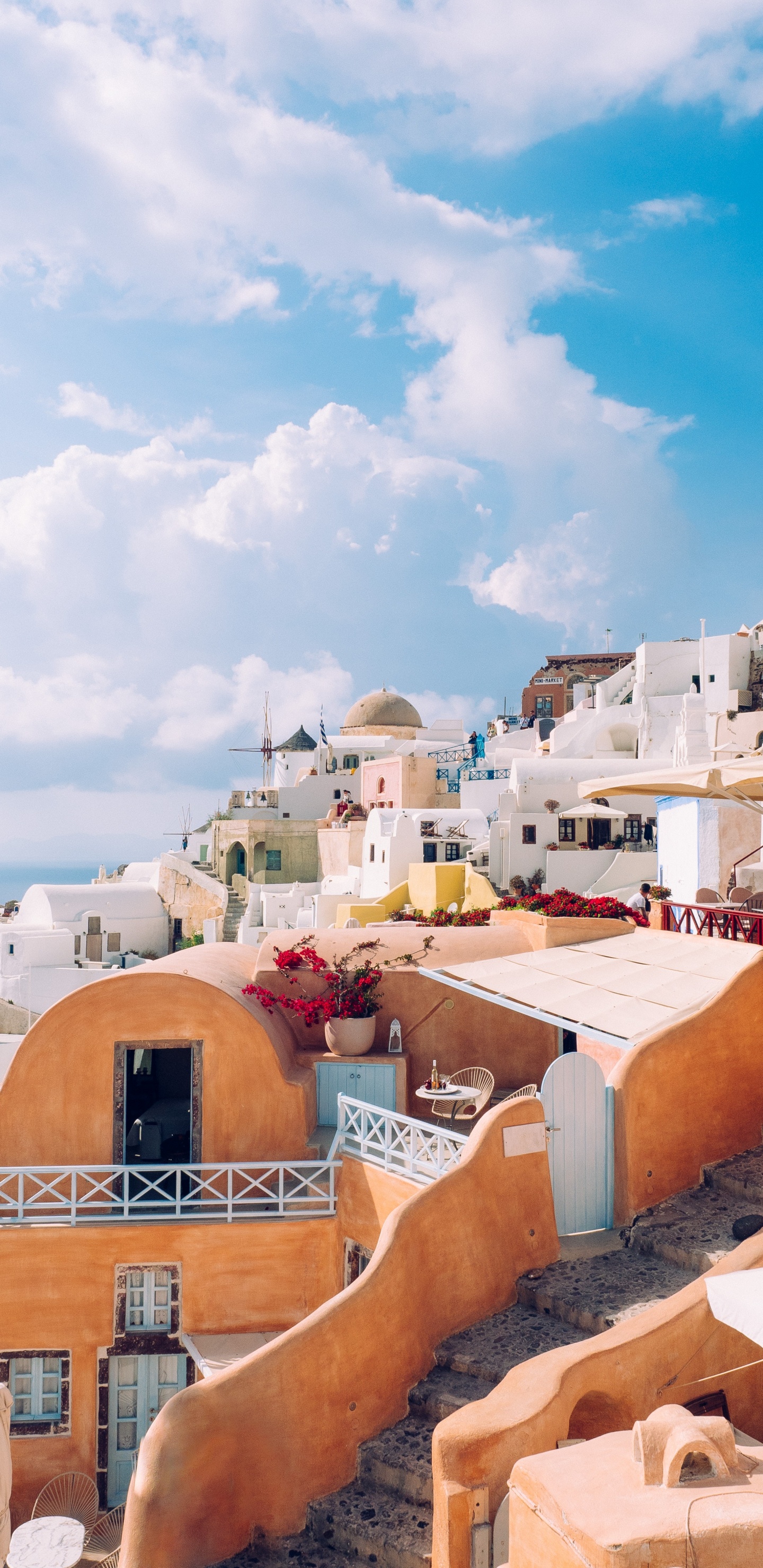 Edificios de Hormigón Marrón y Blanco Bajo un Cielo Azul Durante el Día. Wallpaper in 1440x2960 Resolution