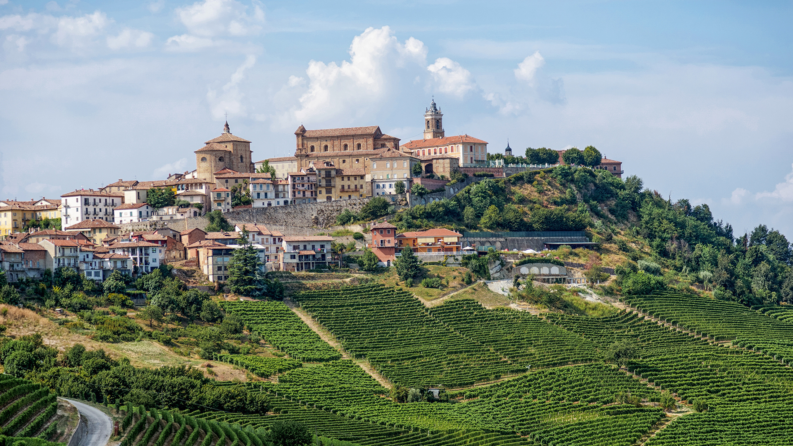 Braunes Betongebäude in Der Nähe Einer Grünen Wiese Unter Blauem Himmel Tagsüber During. Wallpaper in 2560x1440 Resolution
