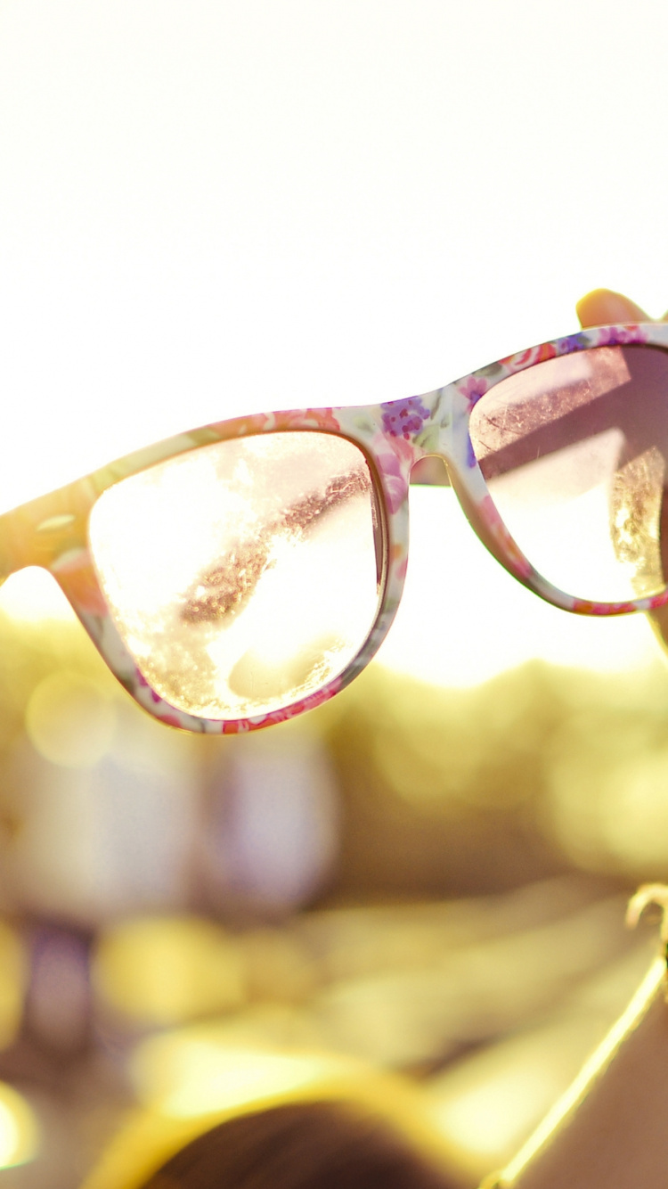 Person Mit Brauner Gerahmter Brille. Wallpaper in 750x1334 Resolution