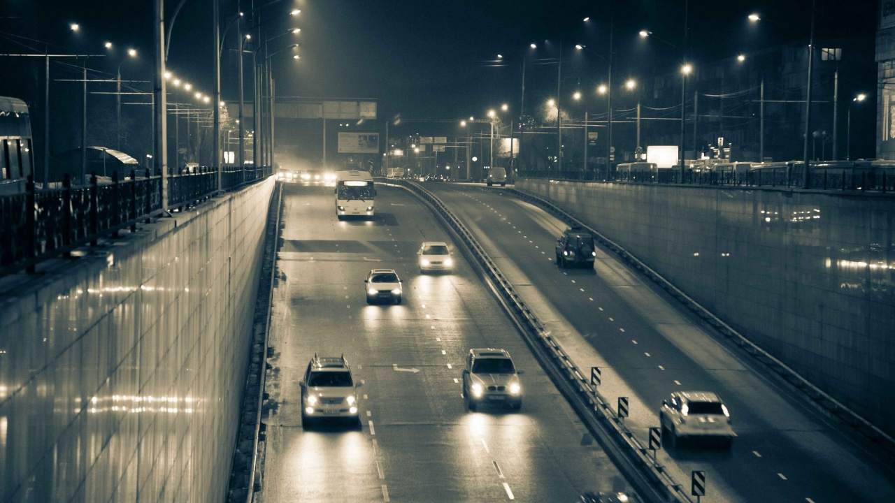 Coches en la Carretera Durante la Noche.. Wallpaper in 1280x720 Resolution