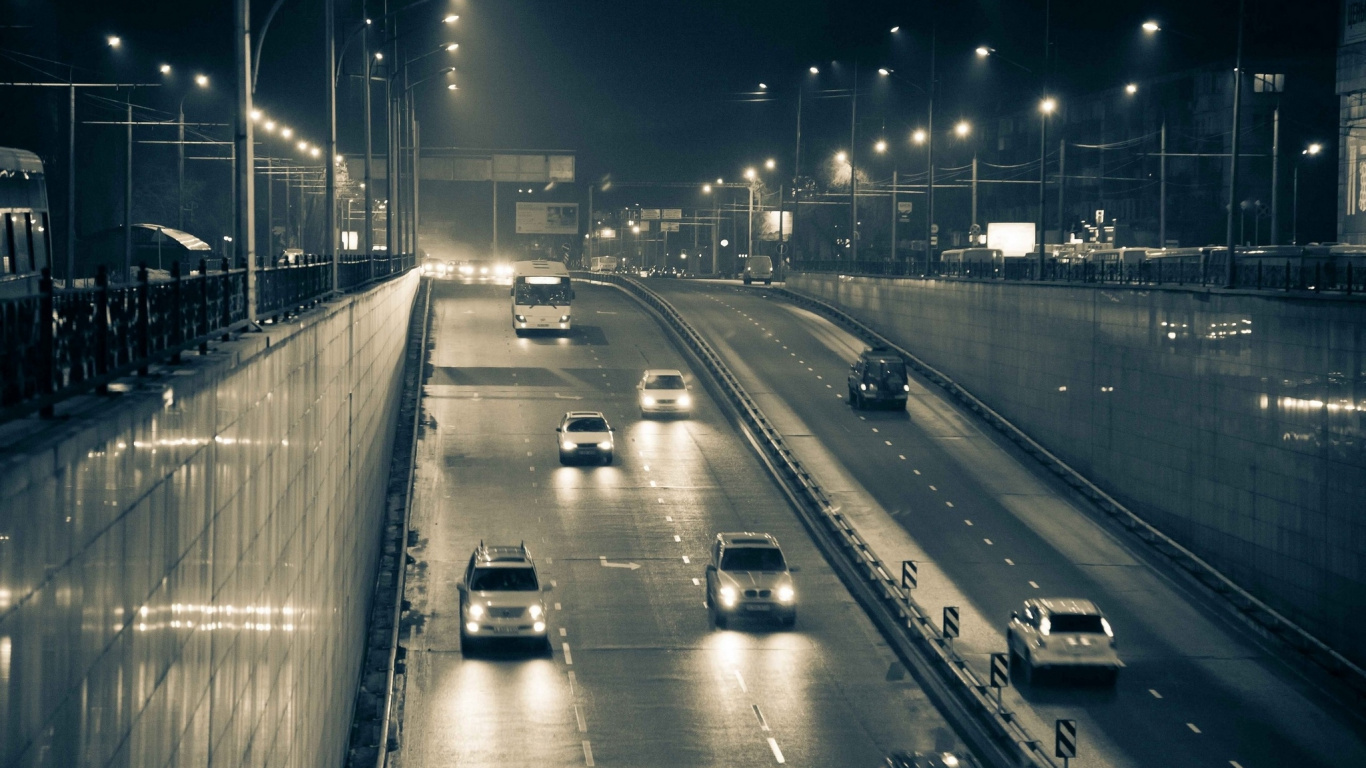 Coches en la Carretera Durante la Noche.. Wallpaper in 1366x768 Resolution