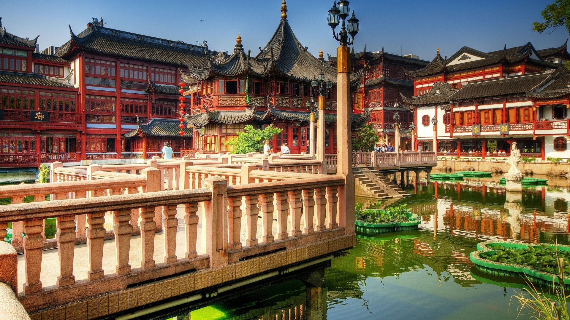 Maison en Bois Marron et Blanc Près D'un Plan D'eau Pendant la Journée. Wallpaper in 1920x1080 Resolution