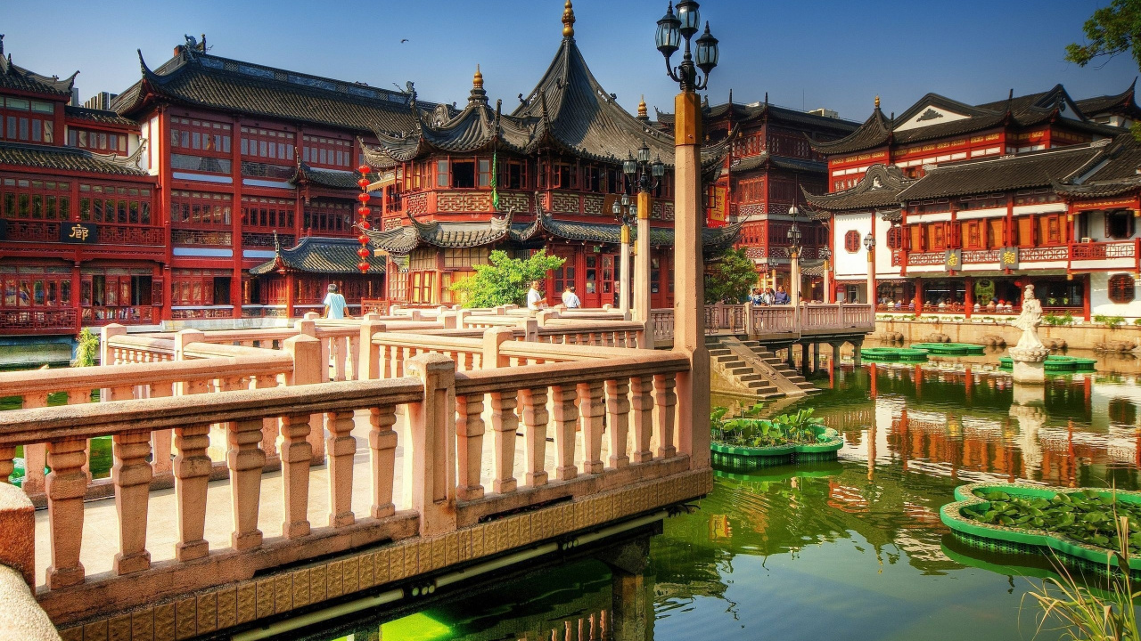 Brown and White Wooden House Near Body of Water During Daytime. Wallpaper in 1280x720 Resolution