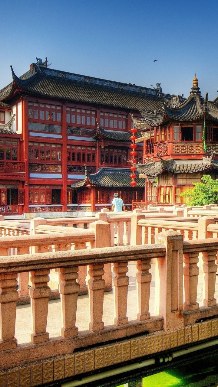 Brown and White Wooden House Near Body of Water During Daytime. Wallpaper in 720x1280 Resolution