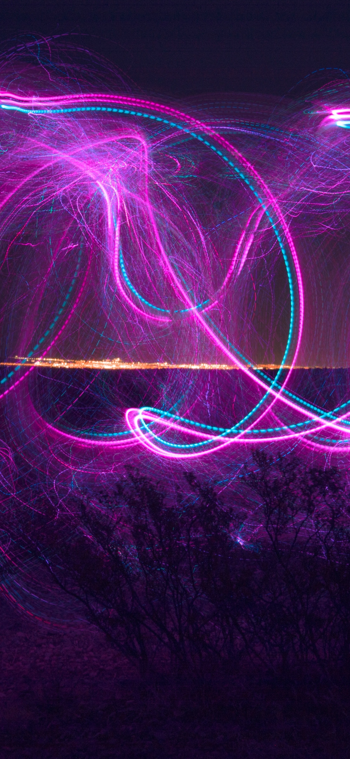 Rayas de Luz Azul y Violeta. Wallpaper in 1125x2436 Resolution