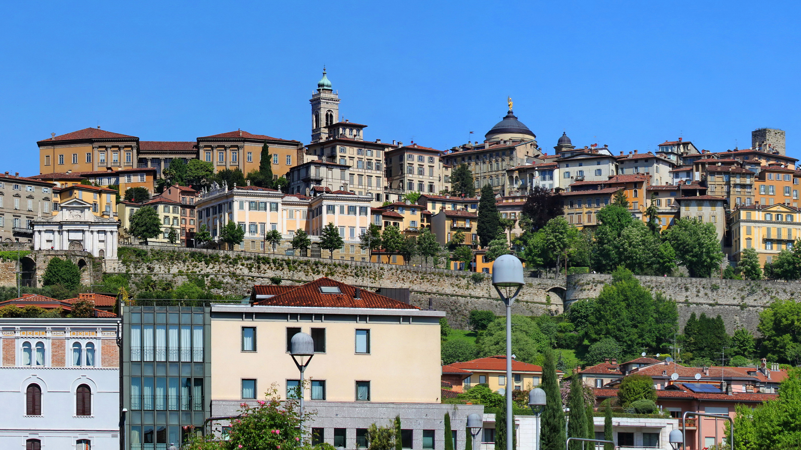 Edificio de Hormigón Blanco y Marrón Bajo un Cielo Azul Durante el Día. Wallpaper in 2560x1440 Resolution