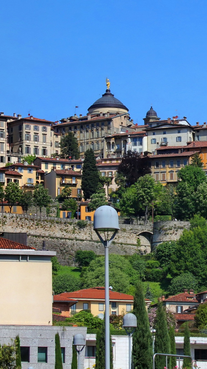 Weißes Und Braunes Betongebäude Unter Blauem Himmel Tagsüber. Wallpaper in 720x1280 Resolution