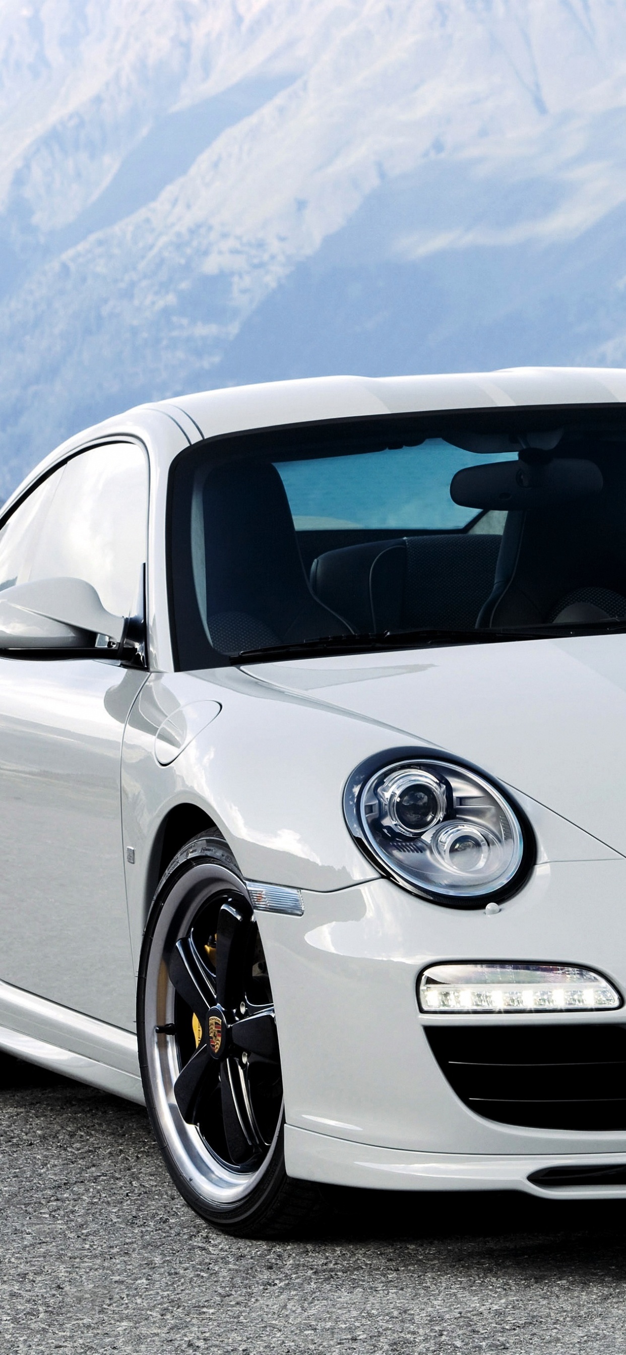 Weißes Bmw m 3 Coupe Auf Schwarzer Asphaltstraße Tagsüber. Wallpaper in 1242x2688 Resolution