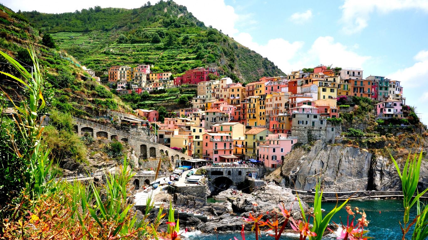 Houses Near Green Mountain and Body of Water During Daytime. Wallpaper in 1366x768 Resolution
