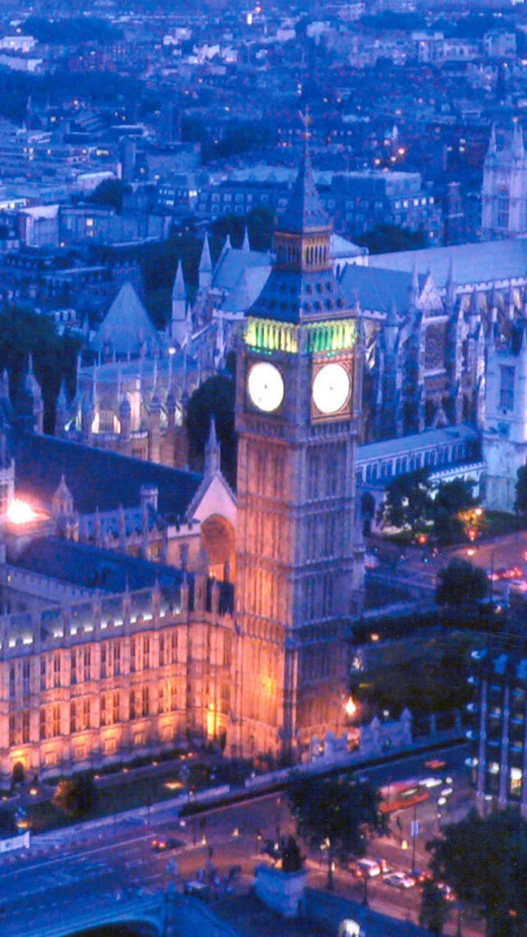 Bâtiment en Béton Brun Près D'un Plan D'eau Pendant la Nuit. Wallpaper in 750x1334 Resolution