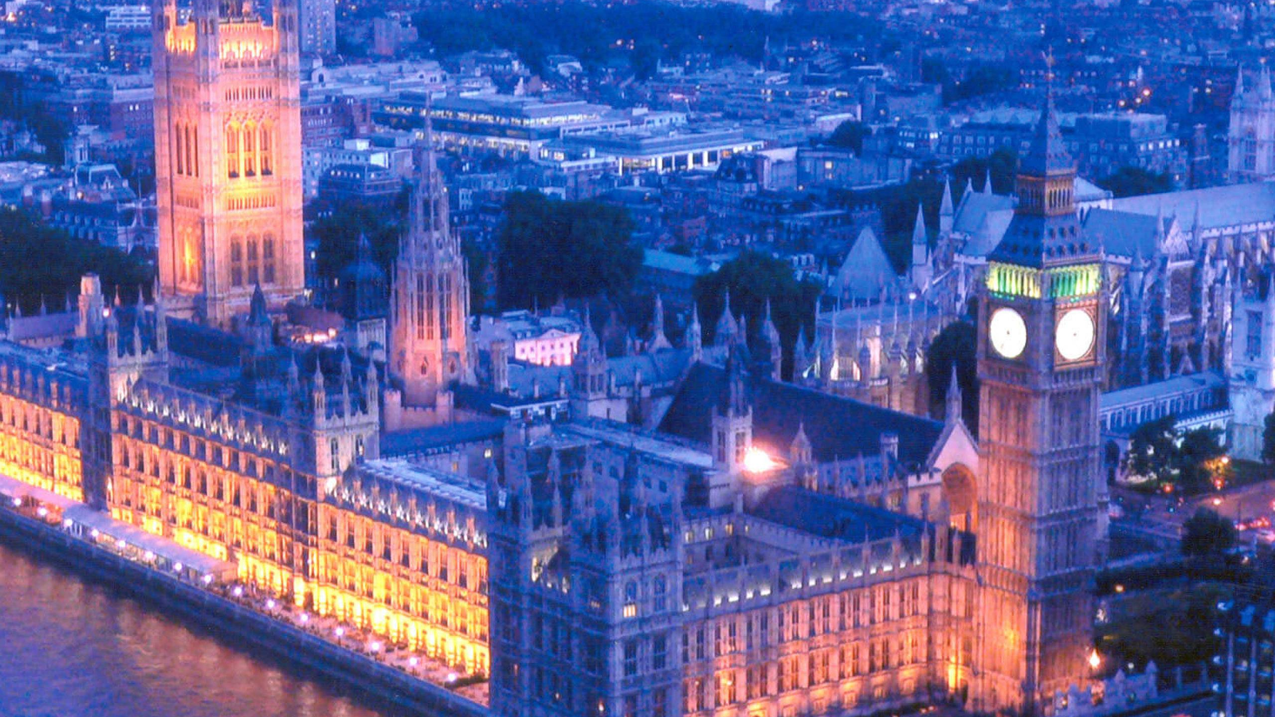 Braunes Betongebäude in Der Nähe Von Gewässern Während Der Nacht. Wallpaper in 2560x1440 Resolution