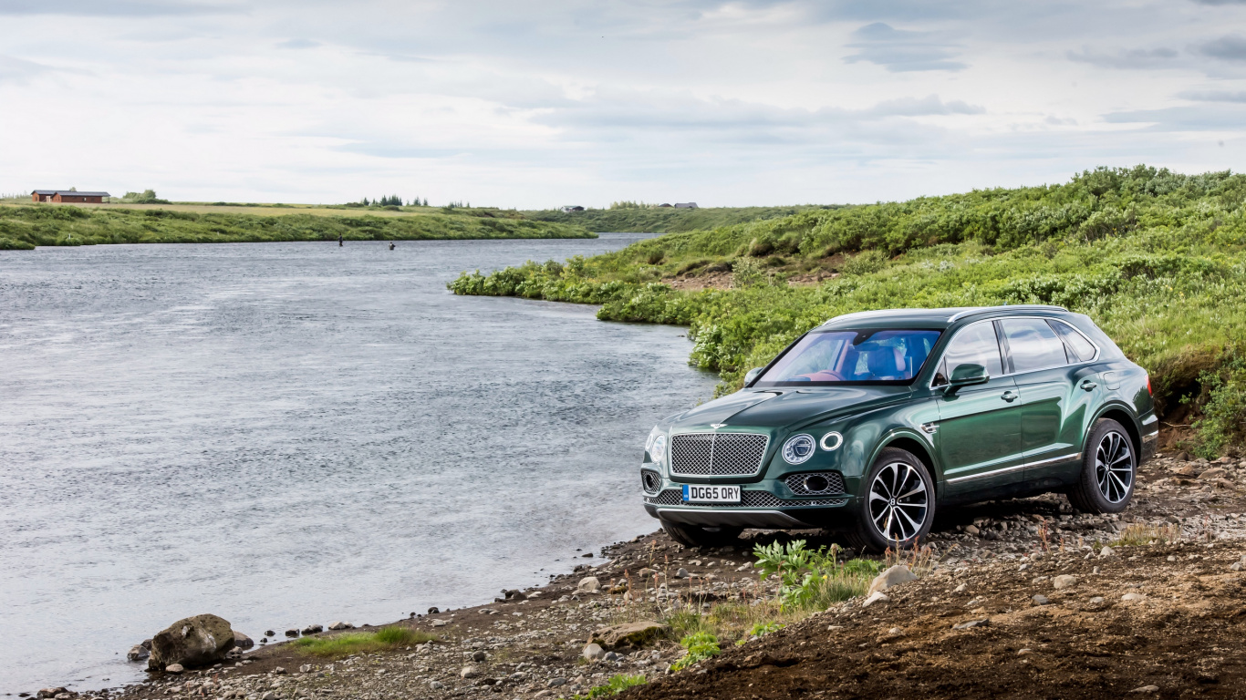 Mercedes Benz Coupe Azul en Brown Rocky Shore Durante el Día. Wallpaper in 1366x768 Resolution