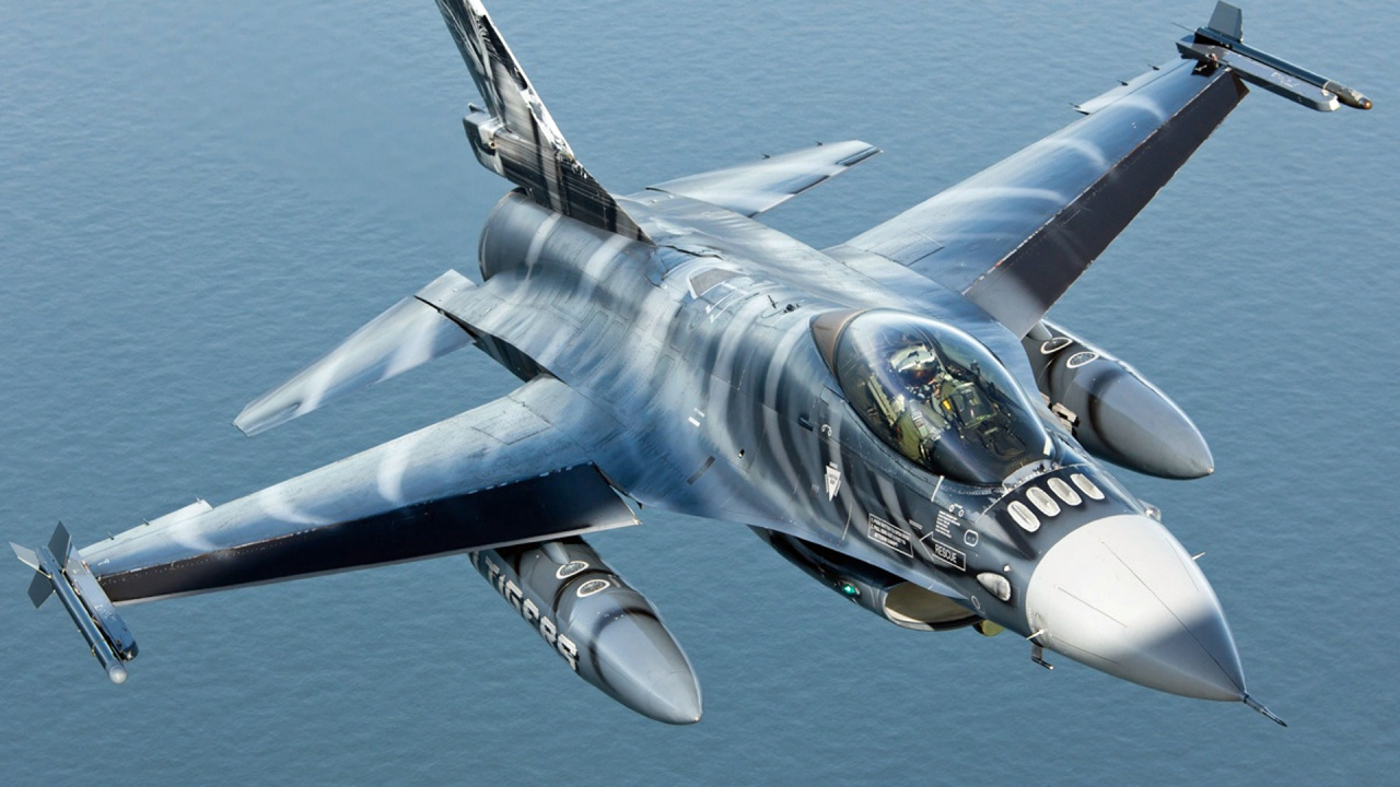 Blue and White Jet Plane Flying Over Blue Sea During Daytime. Wallpaper in 1280x720 Resolution