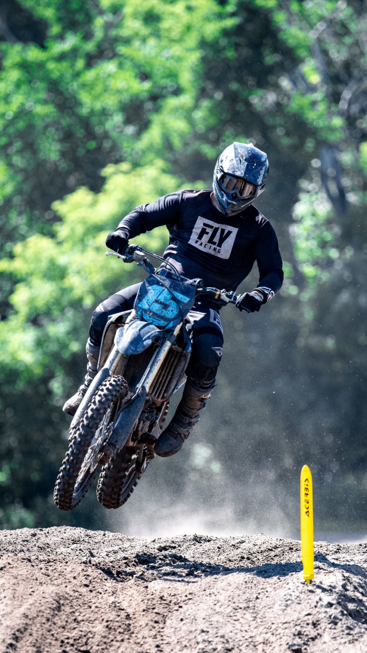 Boden, Motorradhelm, Motorrad, Tablet, Tire. Wallpaper in 750x1334 Resolution