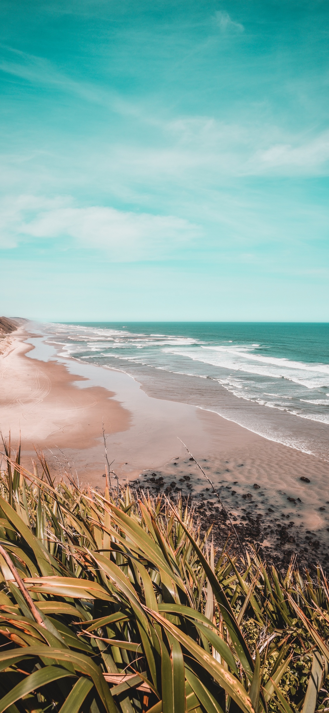 Shore, Beach, Coast, Sea, Body of Water. Wallpaper in 1125x2436 Resolution