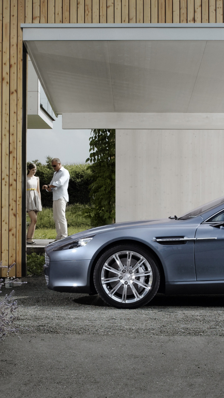 Silbernes Coupé in Der Nähe Des Weißen Gebäudes Geparkt. Wallpaper in 750x1334 Resolution