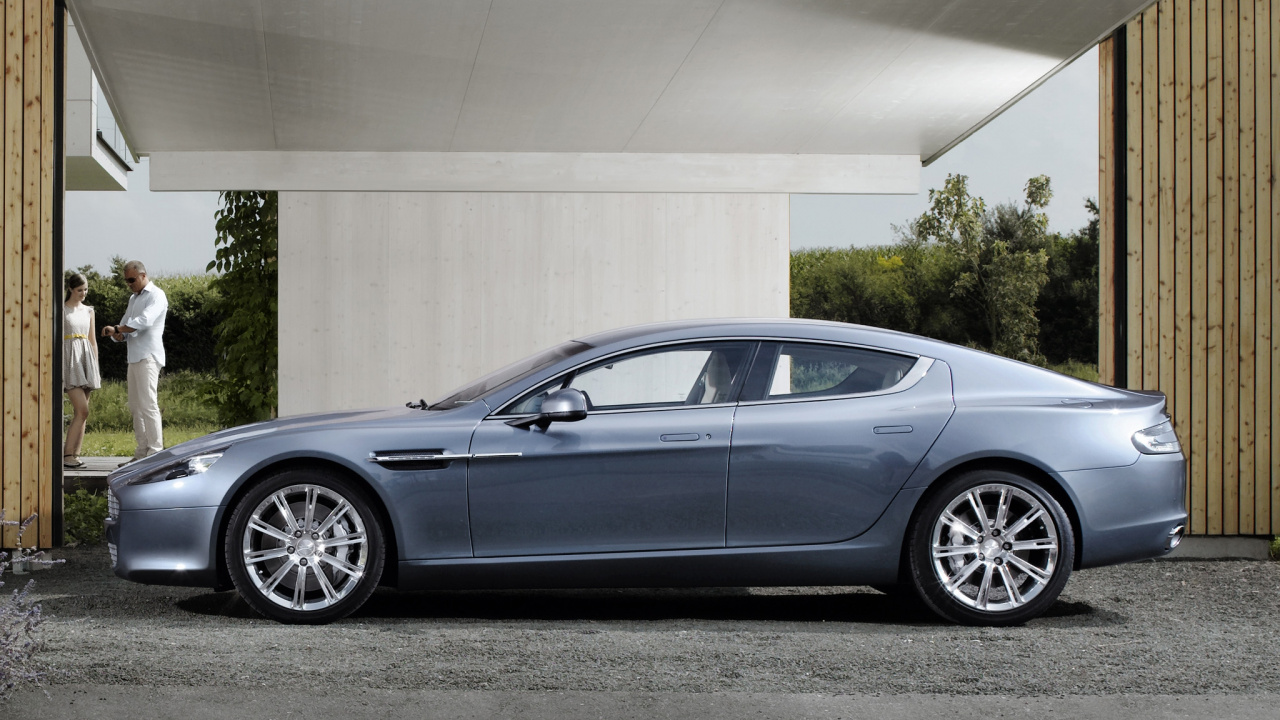 Coupé D'argent Garé Près D'un Bâtiment Blanc. Wallpaper in 1280x720 Resolution